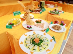專家、參會(huì)代表齊聚一堂 共鑒天麻冬蓀菜品 ()