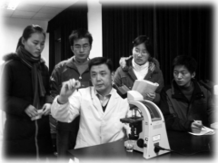 小蘑菇撐起脫貧致富廣闊天地 ——記華中農(nóng)業(yè)大學(xué)應(yīng)用真菌研究所所長邊銀丙 ()