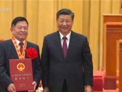 全國(guó)脫貧攻堅(jiān)楷模李玉院士：這個(gè)榮譽(yù)屬于整個(gè)食用菌產(chǎn)業(yè)，科學(xué)家只在黑板上種田幫不了廣大農(nóng)民 ()