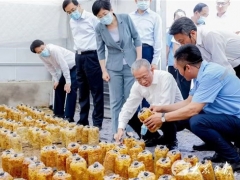 山東省委書(shū)記劉家義前往聊城市臨清清源正本生物醫(yī)藥科技有限公司調(diào)研考察 ()