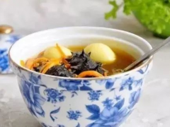蟲草菇海參濃湯，香濃誘人！ ()